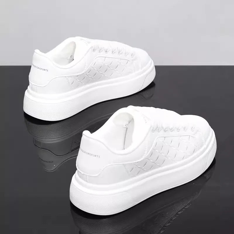2025 new men's shoes spring and autumn flat-soled casual leather shoes sports shoes black and white men's thick-soled breathable