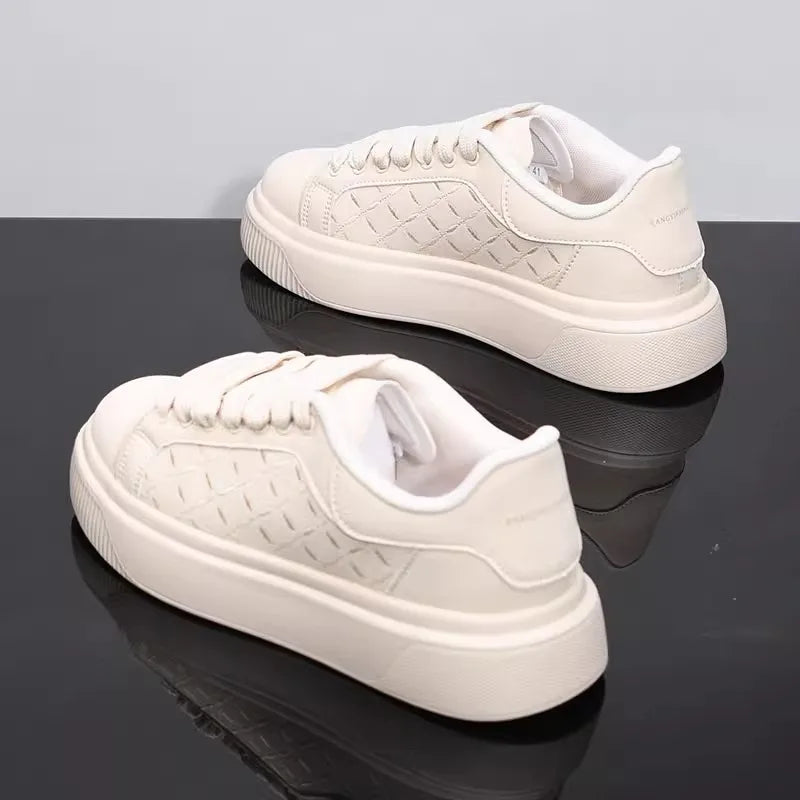 2025 new men's shoes spring and autumn flat-soled casual leather shoes sports shoes black and white men's thick-soled breathable